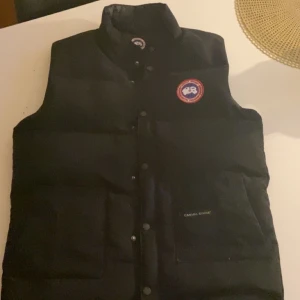 Canada goose  - En snygg och skön canada goose väst äkta samt aldrig Andvänd.