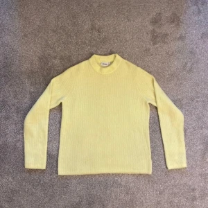 Gul stickad tröja från Weekday - Säljer en superfin gul stickad tröja från Weekday. Den har en mysig och varm känsla, perfekt för kyliga dagar. Tröjan har långa ärmar och en klassisk passform. Perfekt för både vardag och lite mer uppklädda tillfällen. 💛