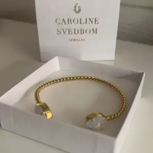 Jag säljer nu mitt caroline svedbom armband. Armbandet är i guld och färgen på pärlan heter Linen Ignite. Nypris 795