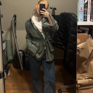 Grön jeansjacka - Skitsnygg grön jeansjacka med en band att knyta i midjan. Från zara och knappt använd! Skulle säga att den är ganska oversized och därmed skulle passa både s och m!