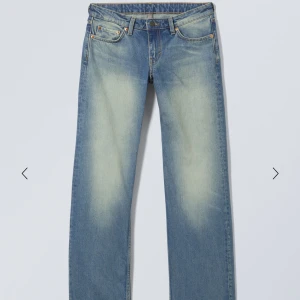 Blå jeans - Säljer ett par klassiska blå jeansbyxor med en snygg tvättad look. De har en normal passform och är perfekta för vardagsbruk. Str 26 i midjan och 30 i längd 