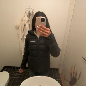 Peak performance jacka XS - Säljer en svart peak performance jacka i Xs❤️ Ordianrie pris är ungefär 3000 men efter som den är använd säljer jag för 999kr!! Inga hål eller fläckar 💓smidig, mysig och as skön jacka 