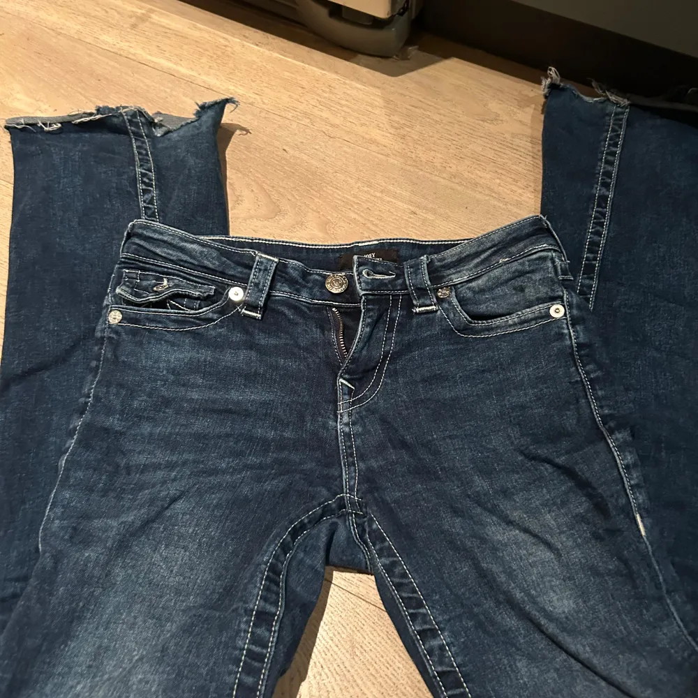 Snygga lågmidjade jeans från true religion: lite slitna längst ner men annars i toppen skick!. Jeans & Byxor.