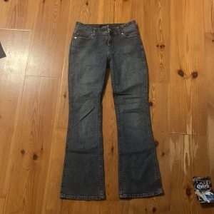 Blå bootcut jeans med broderi - Köpte dem på plick men dem känns helt nya. Inte använda av mig för dem är för korta. Midjemått: 37cm innerbenslängd: 74cm