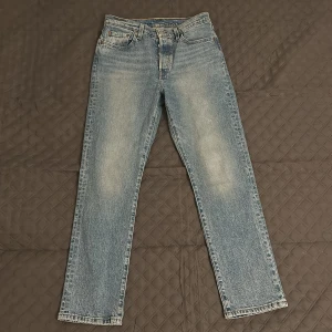 Levi's 501 jeans - Säljer ett par klassiska Levi's 501 jeans i ljusblå denim. De har en straight passform och är i nyskick då de var i fel storlek. Väldigt snygga jeans som passar alla tillfällen! 