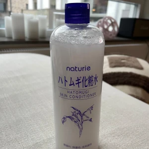 Hudvård Toner Naturie Hatomugi - Toner vatten från Naturie Hatomugi Funkar i ansikte och på kroppen  Stor flaska 500ml  Har använt pyttelite två gånger men har en annan toner jag använder oftare så tänkte kika om någon är intresserad av denna! 