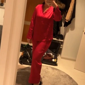 Pyjamas set - Säljer denna fina pyjamas set i satin 2 delar.