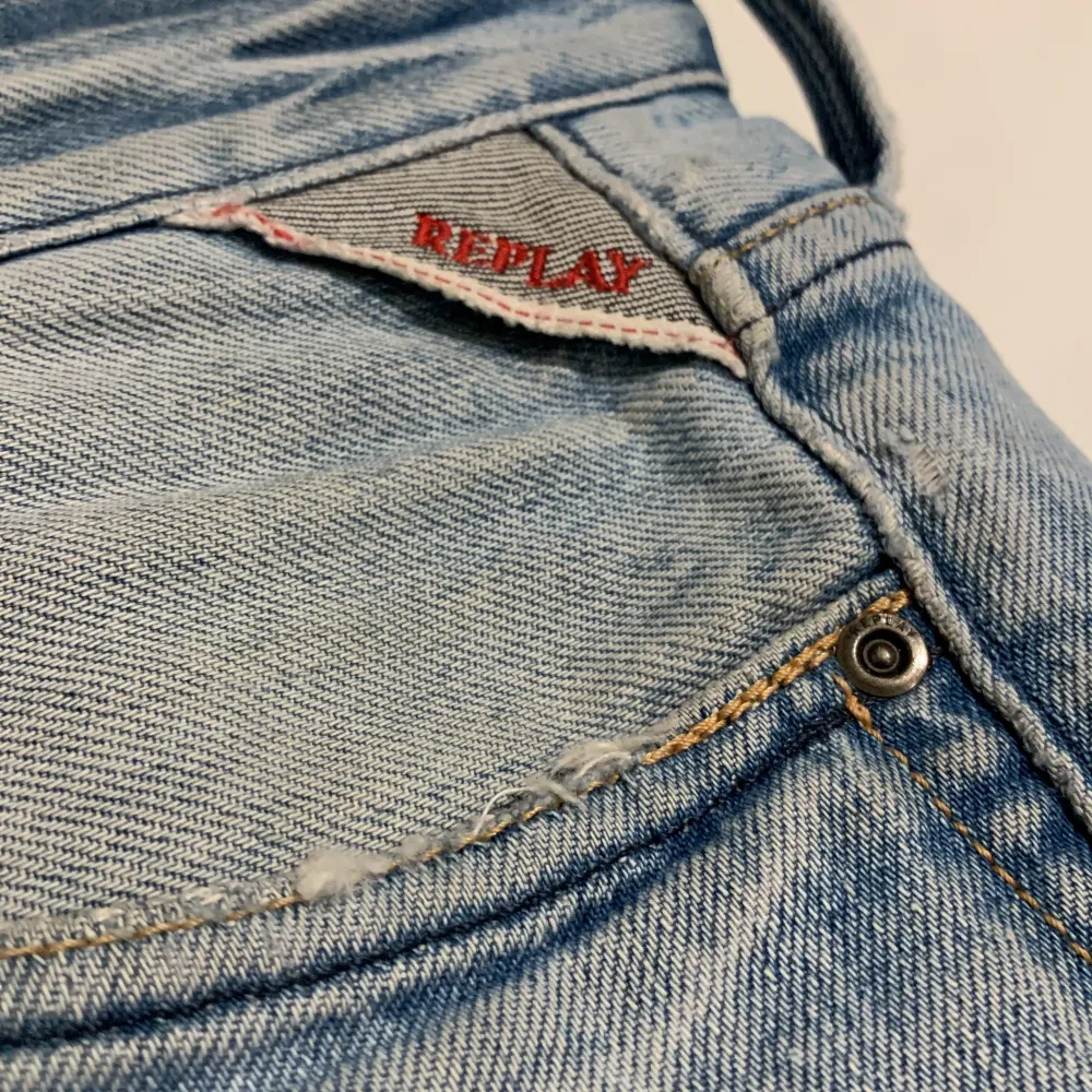 Säljer ett par snygga ljusblå jeans från Replay i storlek 31/32. De har en klassisk femficksdesign och är gjorda i slitstarkt denim. Perfekta för både vardag och fest! 🕺 De har små hål nere vid fötterna.. Jeans & Byxor.