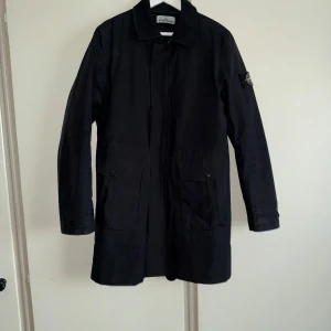 Stone island tank shield over coat  - Stone island jacka med dun på insidan! Kostar runt 900 dollar ny pris . Bra skick. Kan gå ner i pris vid snabb affär.