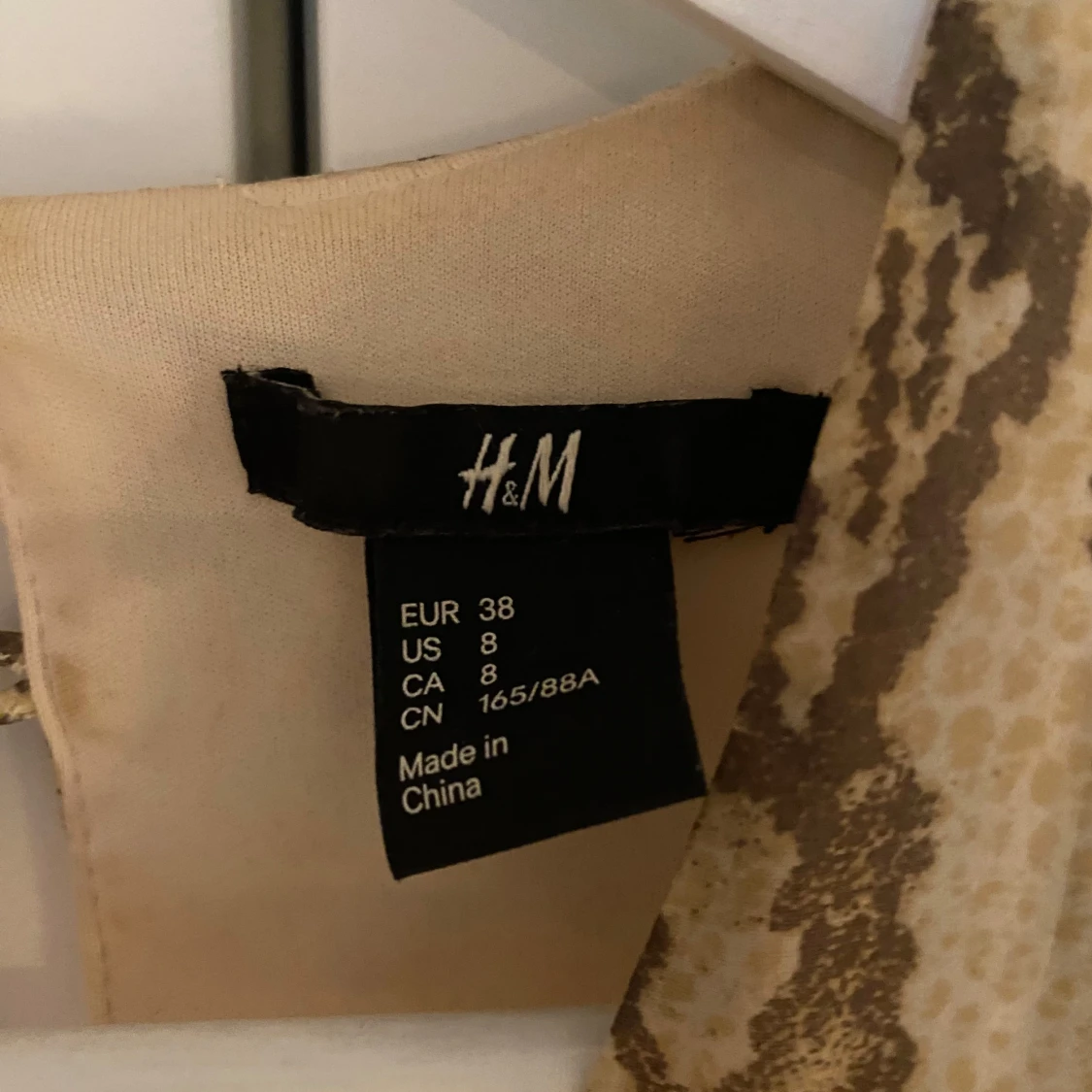 Ormmönstrad klänning från H&M - 91