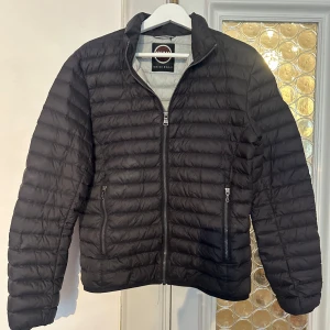 Svart pufferjacka från Colmar - Säljer en snygg svart pufferjacka från Colmar i mycket bra skick. Jackan har en dragkedja framtill och två praktiska fickor med dragkedjor. Perfekt för höst och vinter, håller dig varm och stilren. Passar både till vardags och lite finare tillfällen. 🖤