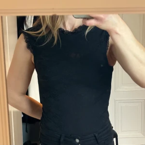 Fin body med spets  - Body med spets, öppen rygg och knapp bak i nacken. 