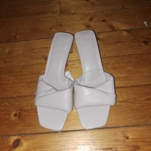 Skor - Skor från HM aldrig använda och väldigt fina men kan dock inte använda dem, storlek 36. De är rätt smala vid själva bandet