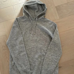 Ljusgrå Merinoull Hoodie - Ljusgråa merinoull hoodie. Nytt skick använd en gång. Storleken är S men skulle kunna passa Xs också. Hör av dig vid fler funderingar eller frågor! 