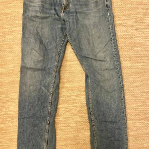 Tiger of sweden jeans  - Ett par slim jeans från tiger of sweden. Skön wash och ett gott skick exklusive hålen på bild 3. Något som inte syns. 