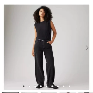 Levis jeans - Säljer ett par Levis Baggy dad jeans i svart. Det är helt oanvända då det var för små för mig W24 och L32  Nypris 1300 kr säljes för 800 kr