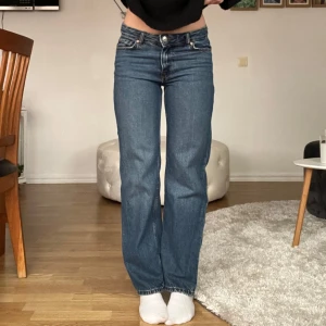 Low straight petite jeans - Supersnygga mörkblåa lågmidjade jeans med raka ben i petite från Gina Tricot. De är i storlek 32 men va tyvärr lite för korta för mig som är 160cm lång! Dessa jeans är helt nya och passar dem som är kortare än 158cm💕Orginalpris: 500kr