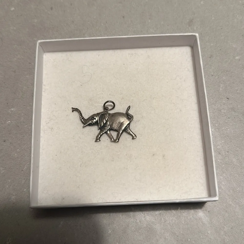 Söt liten elefantberlock i silverfärg, perfekt för att sätta på ett armband eller halsband. Den har fina detaljer och är i mycket bra skick. En fin present eller ett charmigt tillskott till din smyckessamling!. Asusteet.