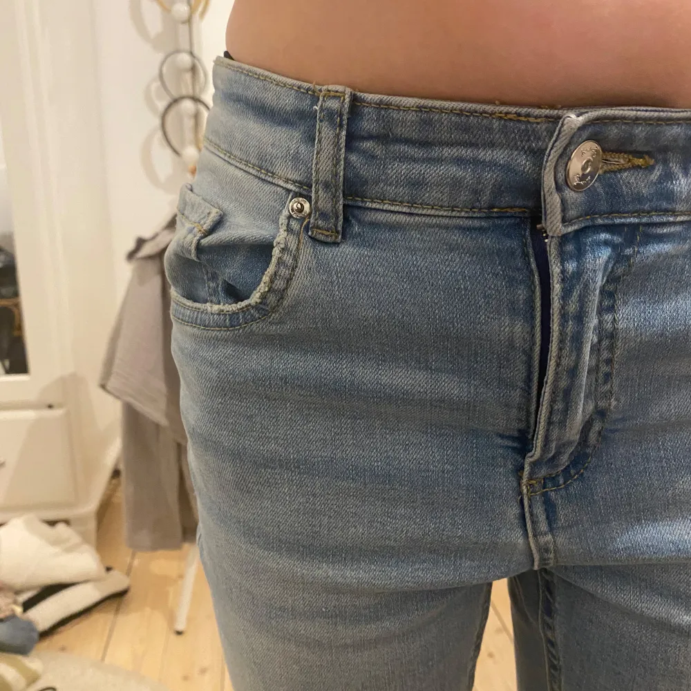 Jätte bra skick, har nästan aldrig använts. Passar om man är runt 160 lång och XS. Mid waist. Jeans & Byxor.