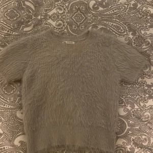 Grå fluffig tröja från Zara!!💕 - Supermjuk och fluffig grå tröja från Zara. Super fin och väldigt trendig just nu!!💕storlek M men lite kortare i modellen, men däremot väldigt stretchig!