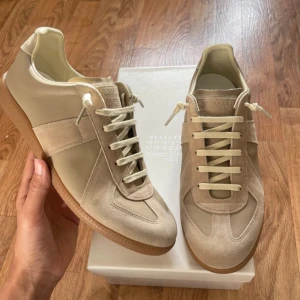 Maison margiela gats stl 43 - Svinsnygga margielas i stl 43 i perfekt skick. Aldrig användna och inga tecken på användning finns i skon eller utanpå. 10/10 skick. Äkthetsbevis och kvitto finns och box medföljer. Skriv vid funderingar och frågor!
