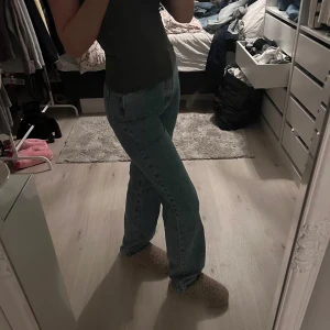 Blå jeans i normal passform - Säljer ett par klassiska blå jeans i normal passform. De är perfekta för vardagsbruk och har en tidlös stil. Jeansen är i bra skick och passar till det mesta. Perfekta för både höst och vår!