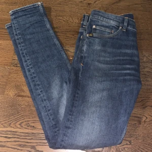 Tiger of Sweden jeans - Säljer dessa tiger of Sweden byxor i storlek 28/32, byxorna är i bra skick och är sparsamt använda.