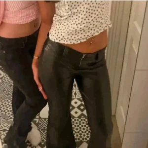 Svarta skinnbyxor - Svarta skinnbyxor från new yorker. Inga defekter förutom två hål på baksidan där bältet satt fast innan (som nu är bortklippt). Passar mig som oftast har strl S.