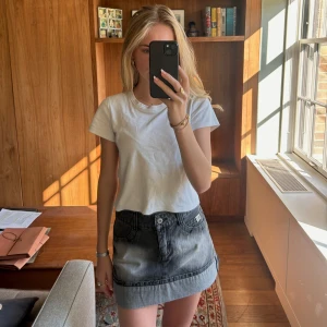 Svart jeans kjol - Jätte fin svart/mörk grå mini kjol i jeans material 