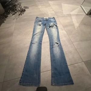 Lågmidjade bootcut jeans Hollister  - Snygga lågmidjade bootcut jeans från Hollister!! Sjukt snygga med hål och eftertraktade🥹🥹🥹storlek w24, L31 mått: midjemått: ca 35cm rakt över, innerbenslängd: ca 76cm🥹🥹❤️ jag är ca 164cm, men de är lite långa🥹❤️❤️😍
