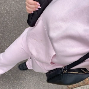 Rosa set i mysigt material från Gina Tricot - Säljer en supermysigt rosa ser i mjukt material. Perfekt för chill dagar hemma eller en avslappnad promenad. Hoodien har en stor ficka fram och långa ärmar. Passar perfekt till höstmyset! 💖