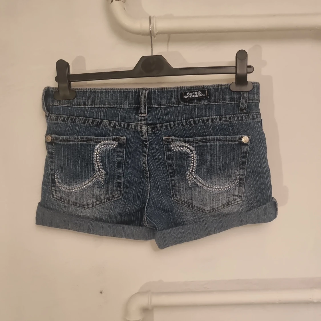 Blå jeansshorts med pärldetaljer