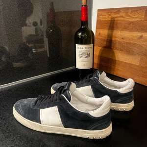 Valentino flycrew  - Tja! Säljer nu mina snygga valentino flycrews i färgen marinblå, storlek 45! skick 7/10. 5 nitar borta. Endast skorna medföljer vid köp! Hör av er vid intresse! 🌟PRISET ÄR HUGGET I STEN! 