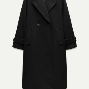 Svart långkappa  - Säljer denna svarta långa kappa i storlek S, köptes för en månad sen på Zara! 