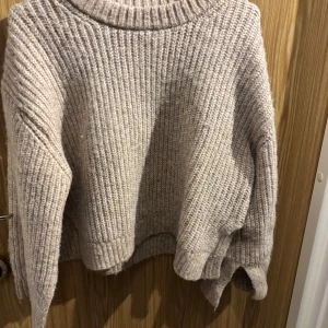 Stickad tröja  - Säljer stickad tröja använd en gång storlek M