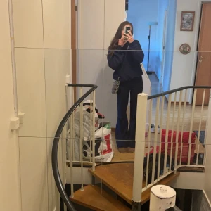 Marinblå kostymbyxor från Gina Tricot - Säljer ett par marinblå kostymbyxor från Gina Tricot i storlek XS. De har en klassisk och stilren design, perfekt för både vardag och fest. Byxorna är i mycket bra skick och har en normal passform. Perfekta för höst och vinter!