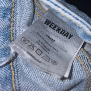 Blå jeans från Weekday - Säljer ett par snygga blå jeans från Weekday i storlek 26/32. De har en klassisk design med fem fickor och knappgylf. Perfekta för vardagsbruk och kan matchas med nästan vad som helst. De är i bra skick och redo för en ny ägare!