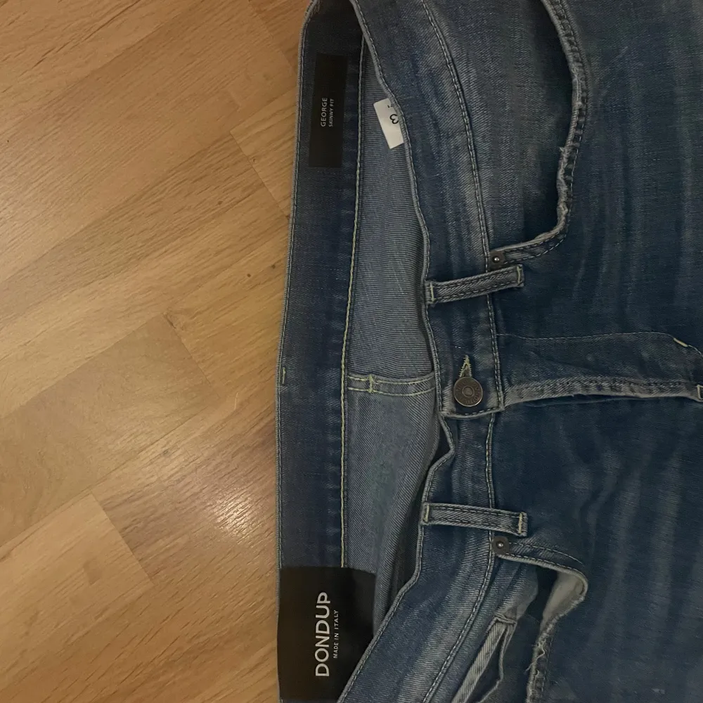 Säljer ett par snygga blå jeans från Dondup i nytt skick. Storlek 33. Skriv för mer info . Jeans & Byxor.