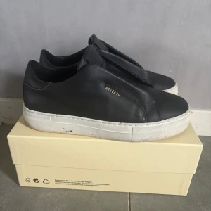 Axel arigato skor - Axel arigato skor i fint skick. De är använda några gånger