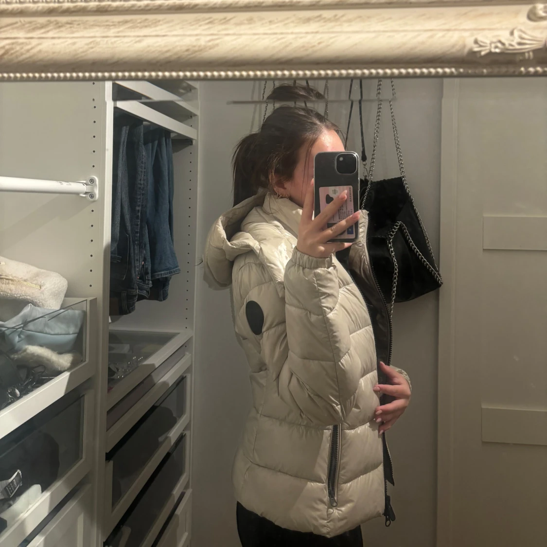 Beige/vit glansig  pufferjacka med huva - 3