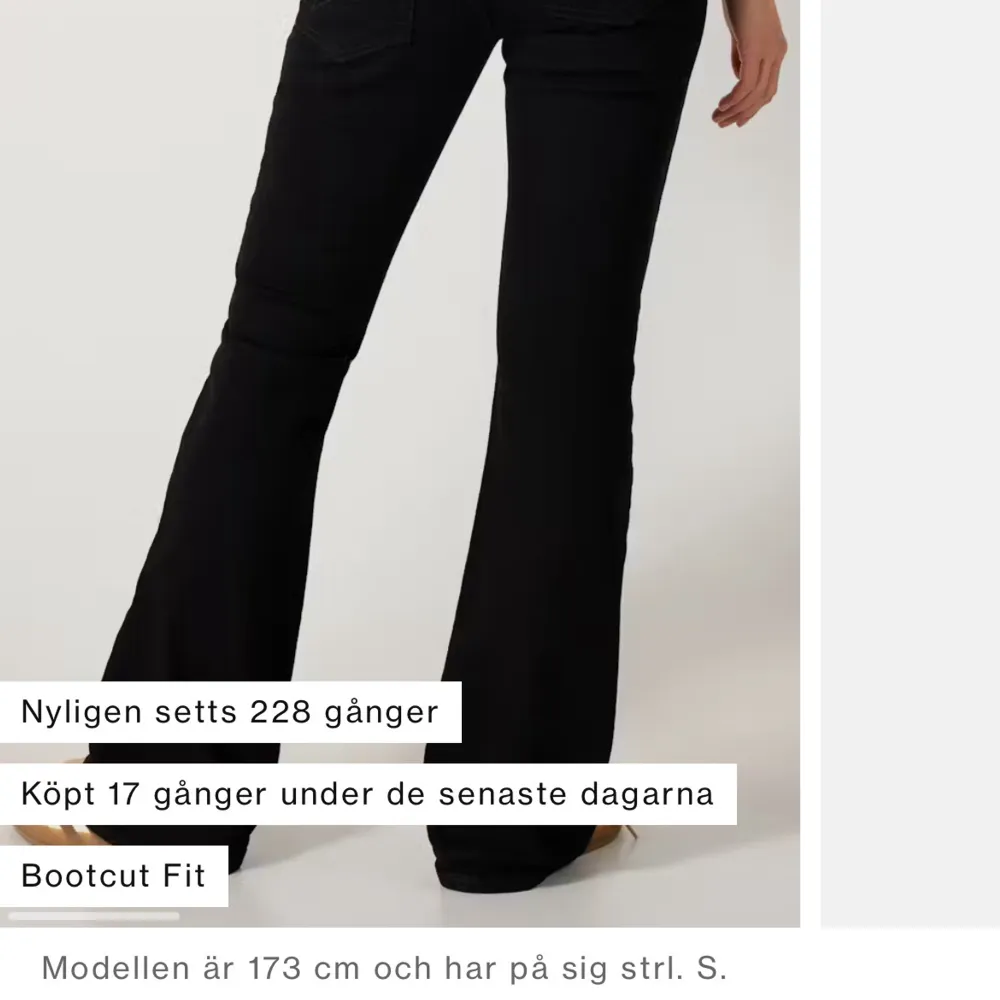 Svarta low rise jeans från junkyard. Org pris 600 . Jeans & Byxor.