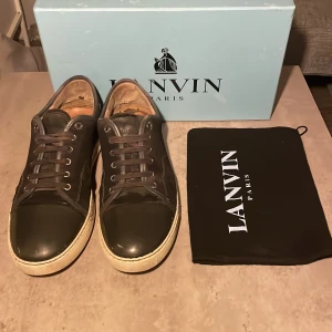 Lanvin skor - Lanvin skor 7/10 på skicket. Sulan är lite sliten. Glansen på torna är ganska bra. Fortfarande väldigt feta skor.