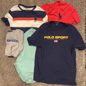 Säljer 5 stycken äkta Ralph Lauren Tröjor för grymt pris! Nypris värde drygt 2 000 kr! Alla tröjor är i bra skick utan skador å defekter! •Storlekar: blå polo sport=M, grå polo sport=M, turkos RL T-shirt=S, Rutig RL T-shirt=S(slim fit) & en Röd RL T-shirt=S. Säljs helst allt i ett eller 150 kr styck. Hör av dig vid frågor eller funderingar. Mvh Oliver:)