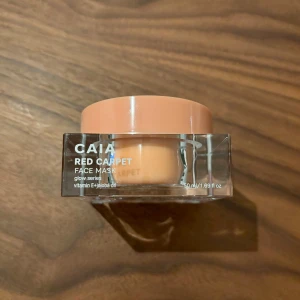 Caia red carpet face mask - CAIA Red Carpet Face Mask är en ansiktsmask som hjälper till att ge lyster. Den innehåller vitamin E och jojobaolja. 50ml.   Jättefin att använda som dagkräm eller primer.   Endast testad    Nypris: 295