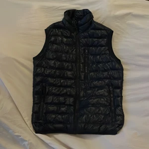 PeakPerformance väst - Säljer denna riktigt feta peak västen, använd ett fåtal gånger, 9/10 skick.  Skriv gärna vid funderingar!