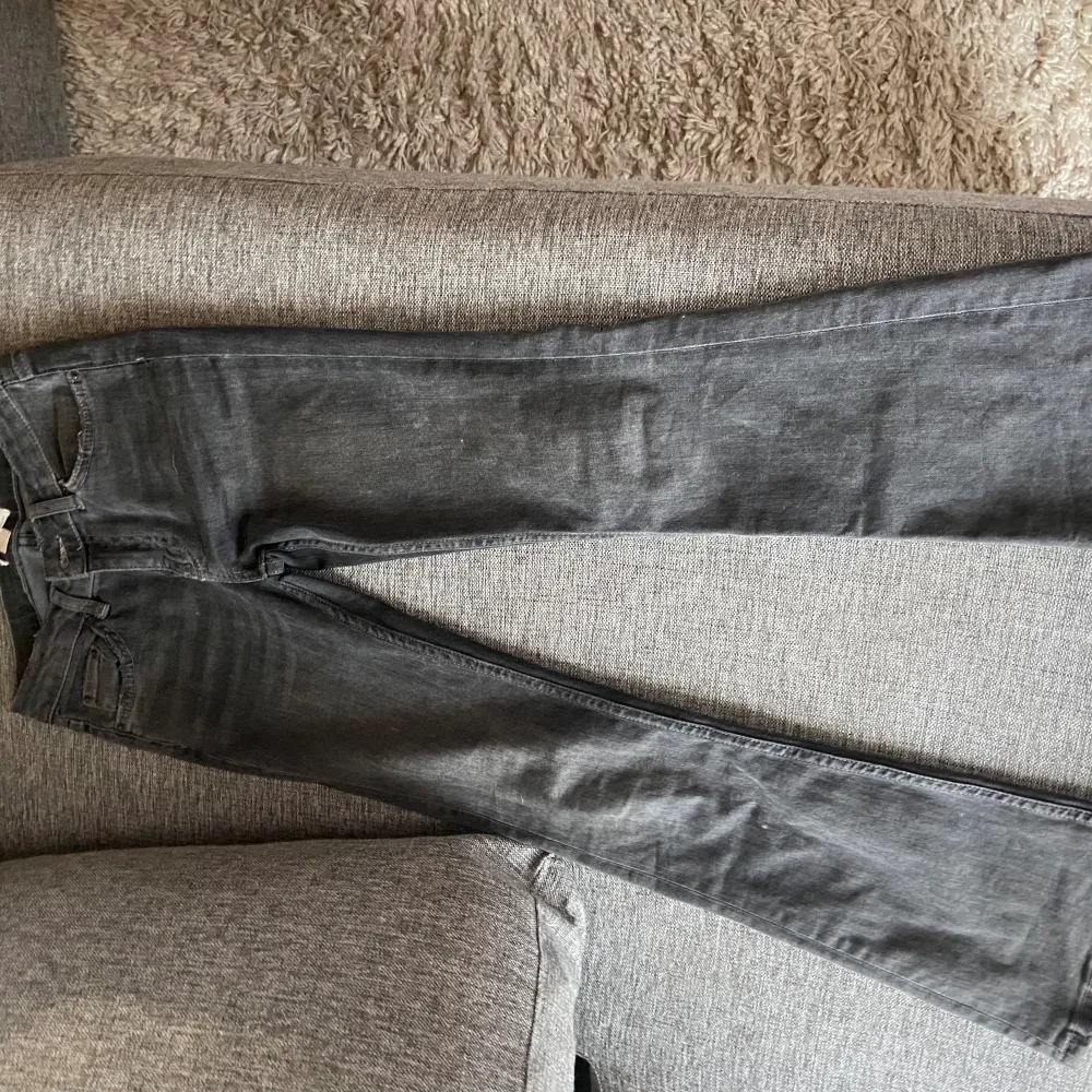 Dessa grå/svarta jeans från Gina Young osäker om de fortfarande säljs storlek 146 bra skick, kan skicka fler bilder om det behövs💞. Jeans & Byxor.