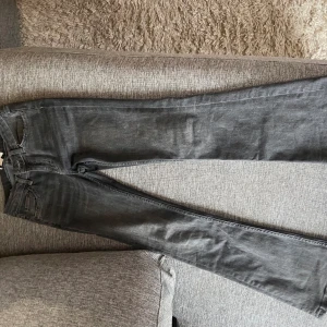 Gina jeans - Dessa grå/svarta jeans från Gina Young osäker om de fortfarande säljs storlek 146 bra skick, kan skicka fler bilder om det behövs💞