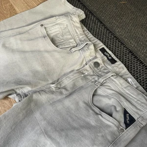 Replay anbass jeans - Säljer dessa jeans från Replay i storlek 32/32. Modellen på jeansen är anbass. Jeansen är i jättebra skick. Skriv om du har några frågor