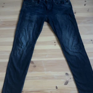 Mörkblå Replay Anbass - Säljer ett par mörkblå Replay Anbass jeans i bra skick. De har en snygg tvätt och klassisk femficksdesign. Perfekta för både vardag och fest! 🕺 Passar någon runt 177-183 beroende på kroppsform 