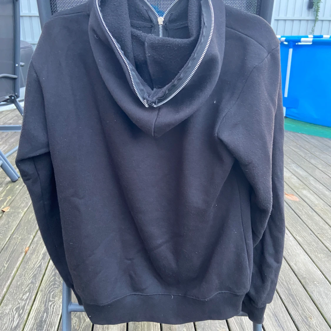 Svart hoodie med tryck - 90